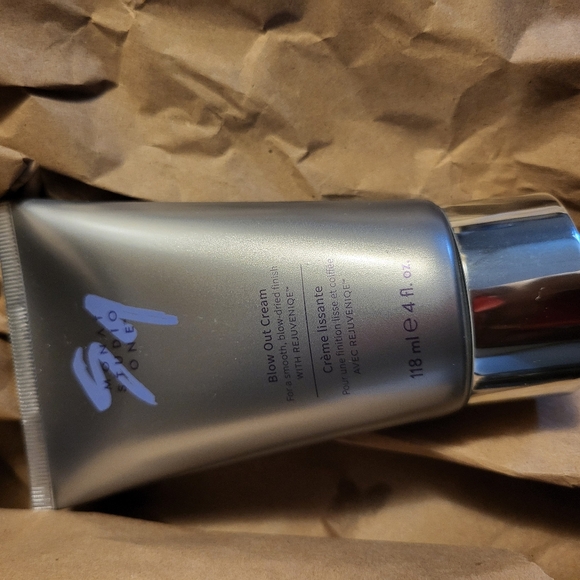 Blow OutCreamInfused with REJUVENIQ - Picture 2 of 3